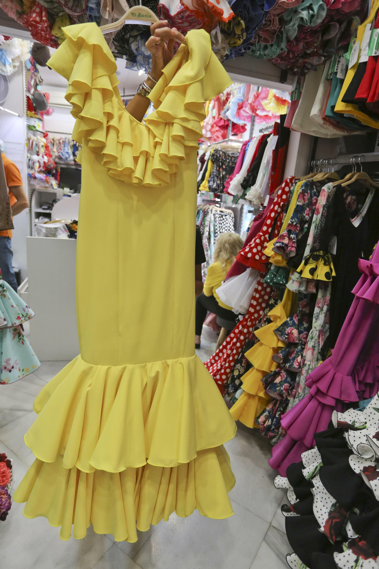 Vestido de flamenca amarillo y volantes en el escote.