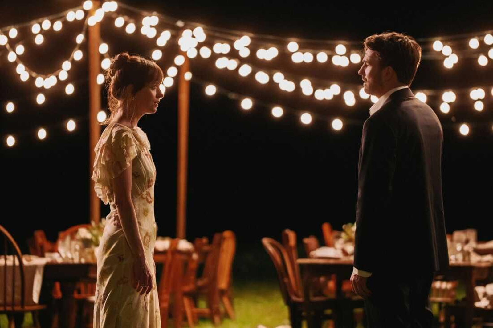 Dakota Johnson y Chris Evans en una imagen del filme de Celine Song.