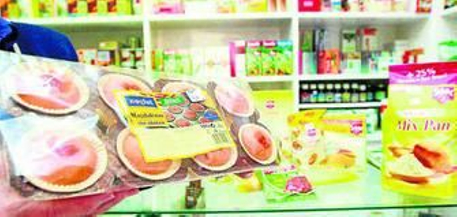 Alimentos sin gluten en una tienda especializada.
