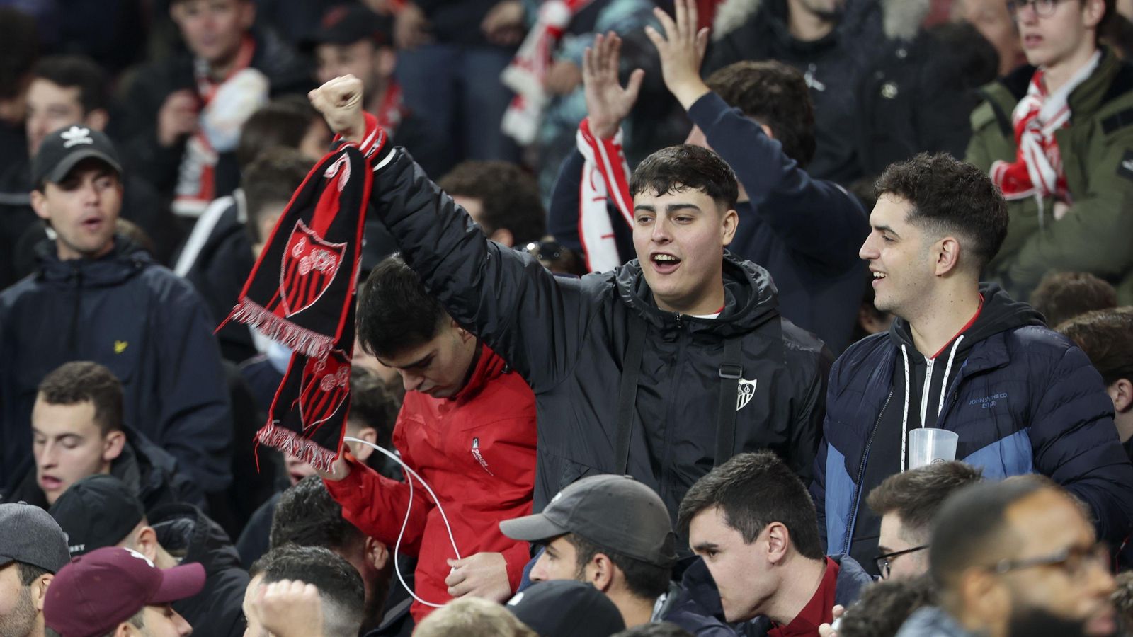 Aficionados sevillistas en las gradas del Emirates Stadium Aficionados sevillistas en las gradas del Emirates Stadium
