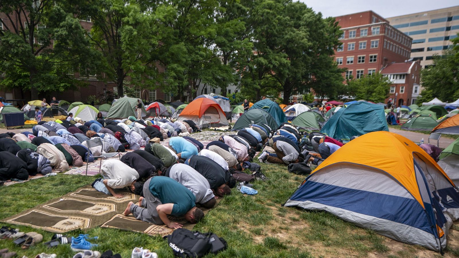 Un grupo de personas rezando.