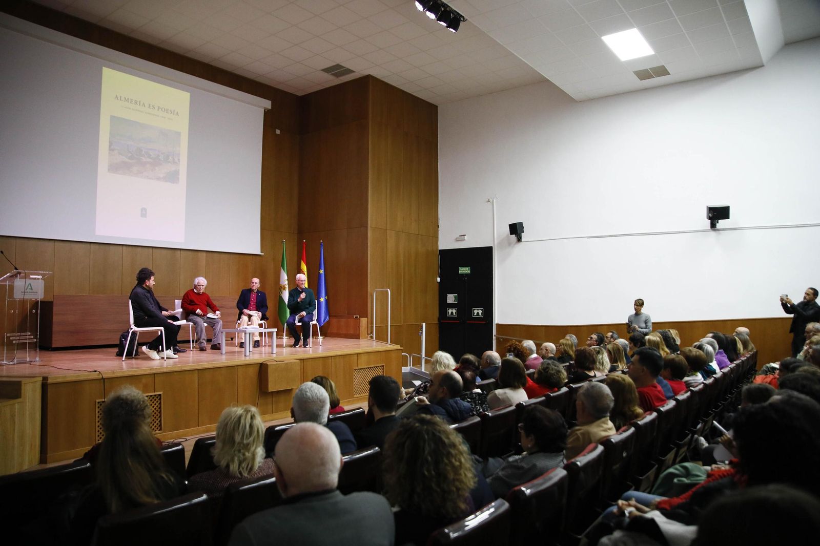 Las imágenes de la presentación del libro "Almería es poesía" en la biblioteca Villaespesa de la ciudad de Almería