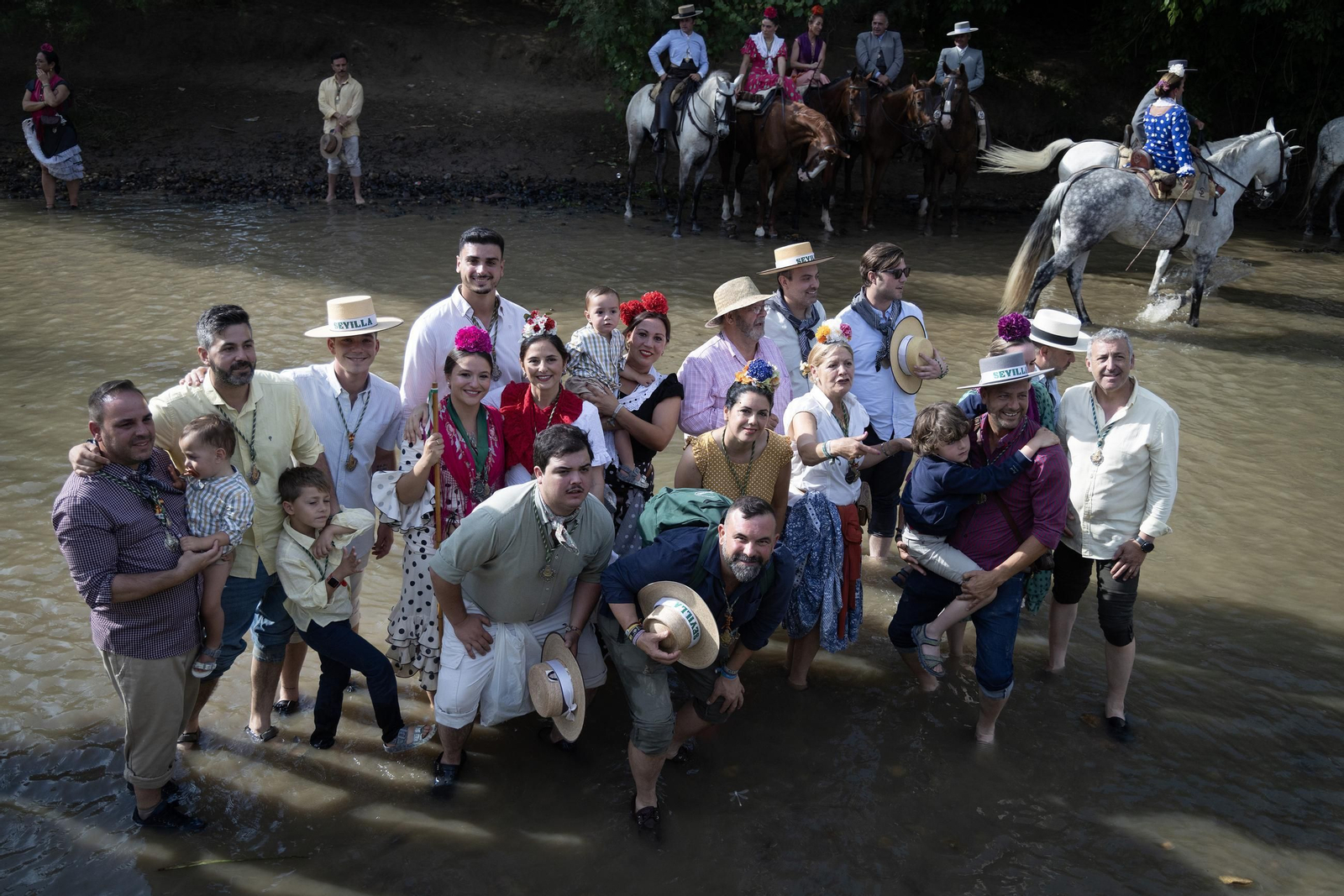 La Hermandad de Triana y Sevilla a su paso por el Vado de Quema