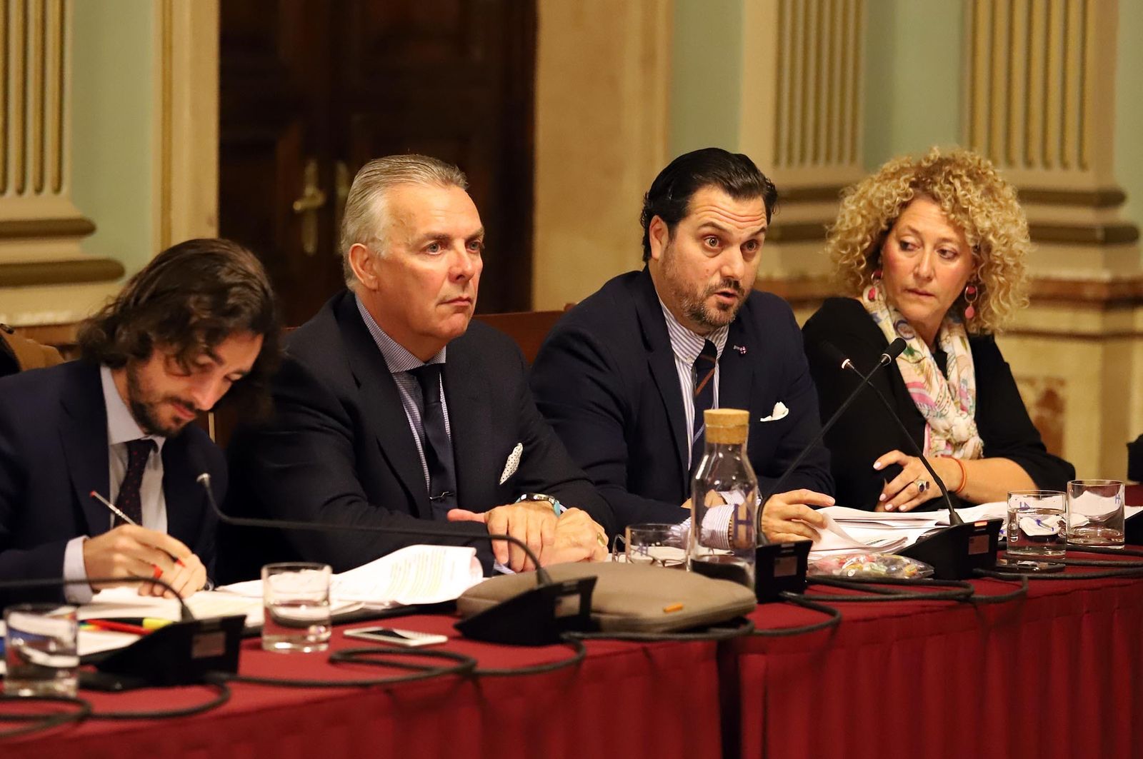 Imágenes del pleno del Ayuntamiento de Huelva