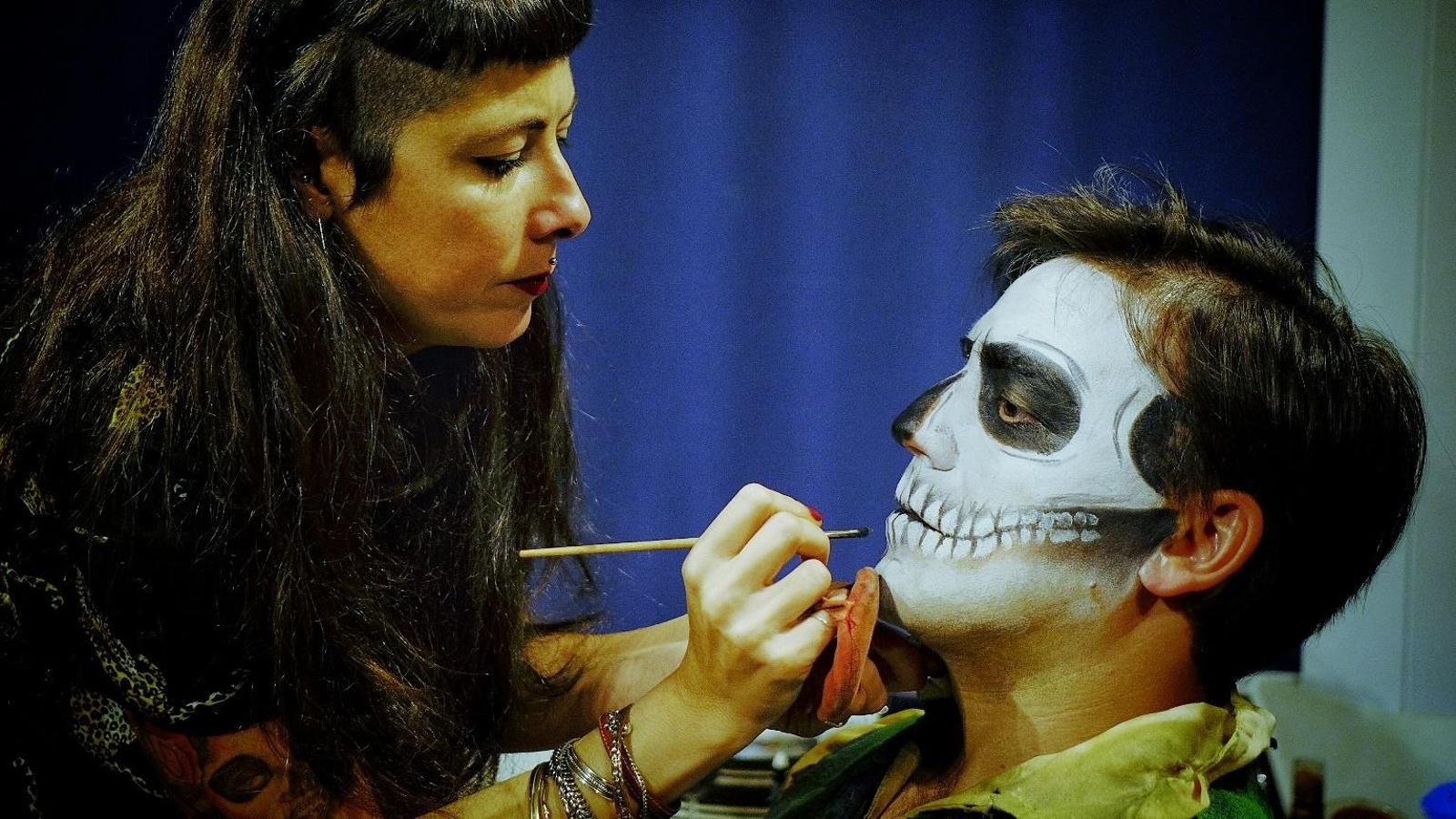 Una maquilladora con un componente de la comparsa 'Los salvajes' de 2020.