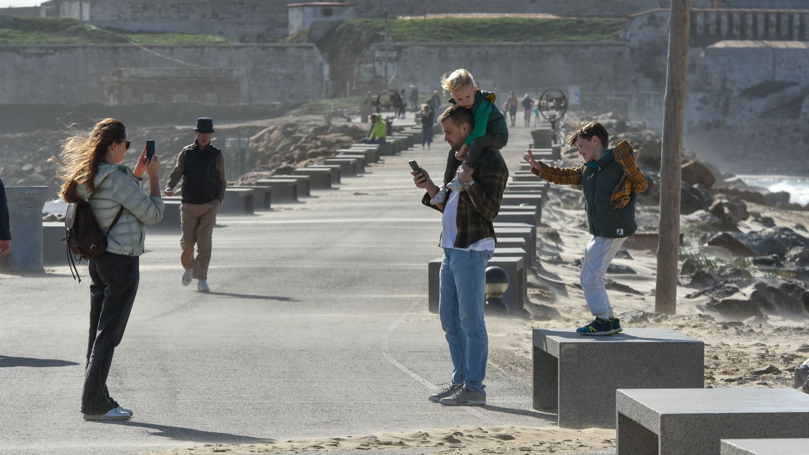 Ambiente en el puente de la Inmaculada en Tarifa, en imágenes