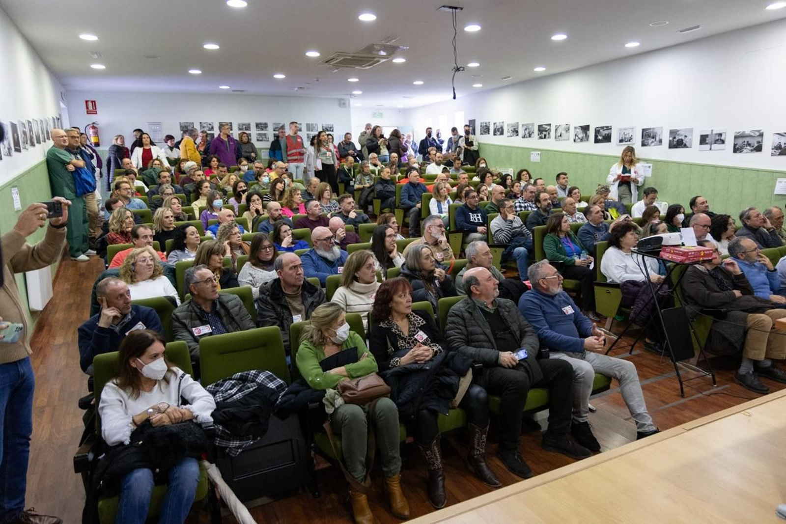 Encierro y asamblea convocado por CCOO, Satse, CSIF y UGT para denunciar el incumplimiento de los acuerdos en materia sanitaria por parte de la Junta de Andalucía