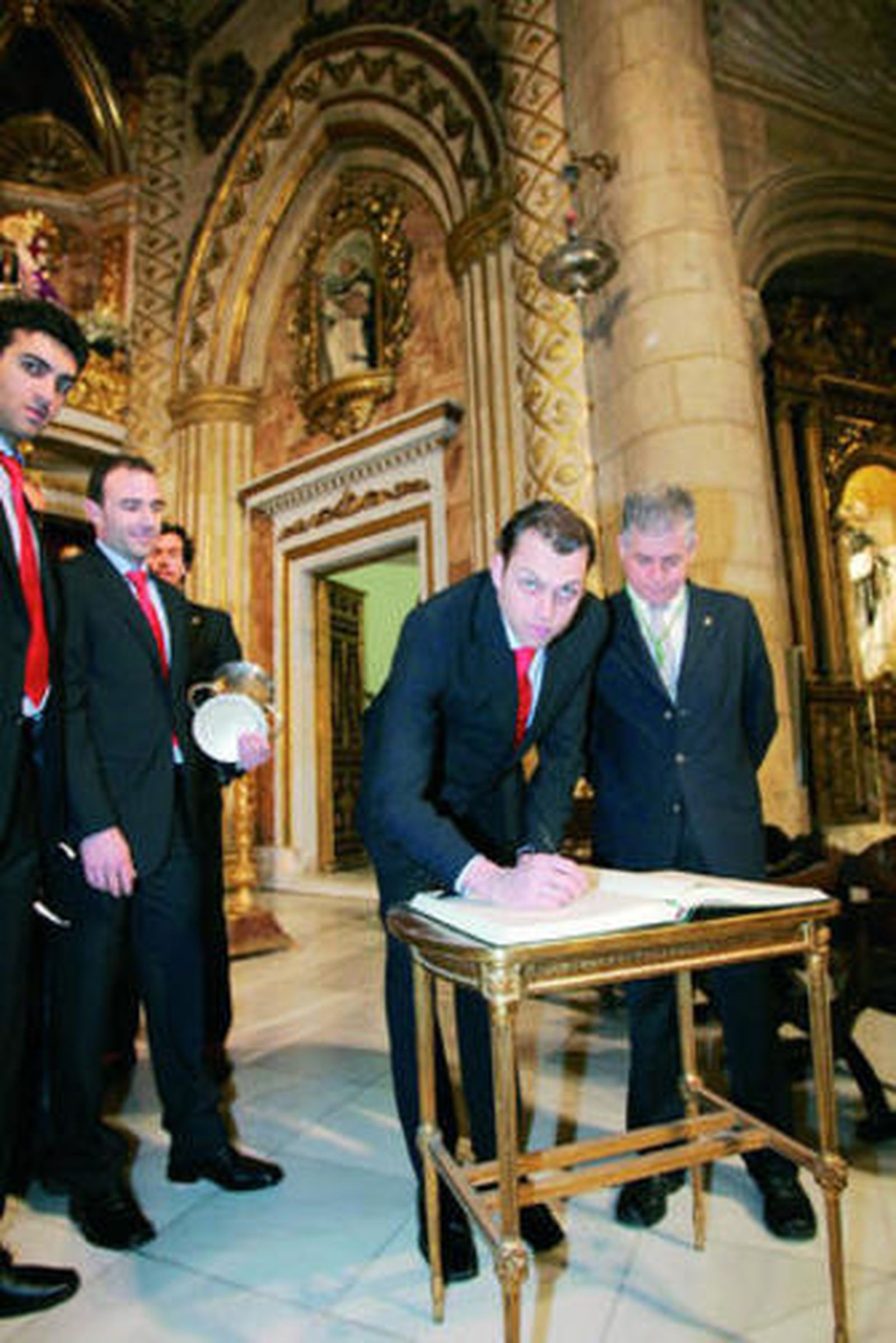 Carreño, firmando en el libro de honor de la Patrona tras la Copa.