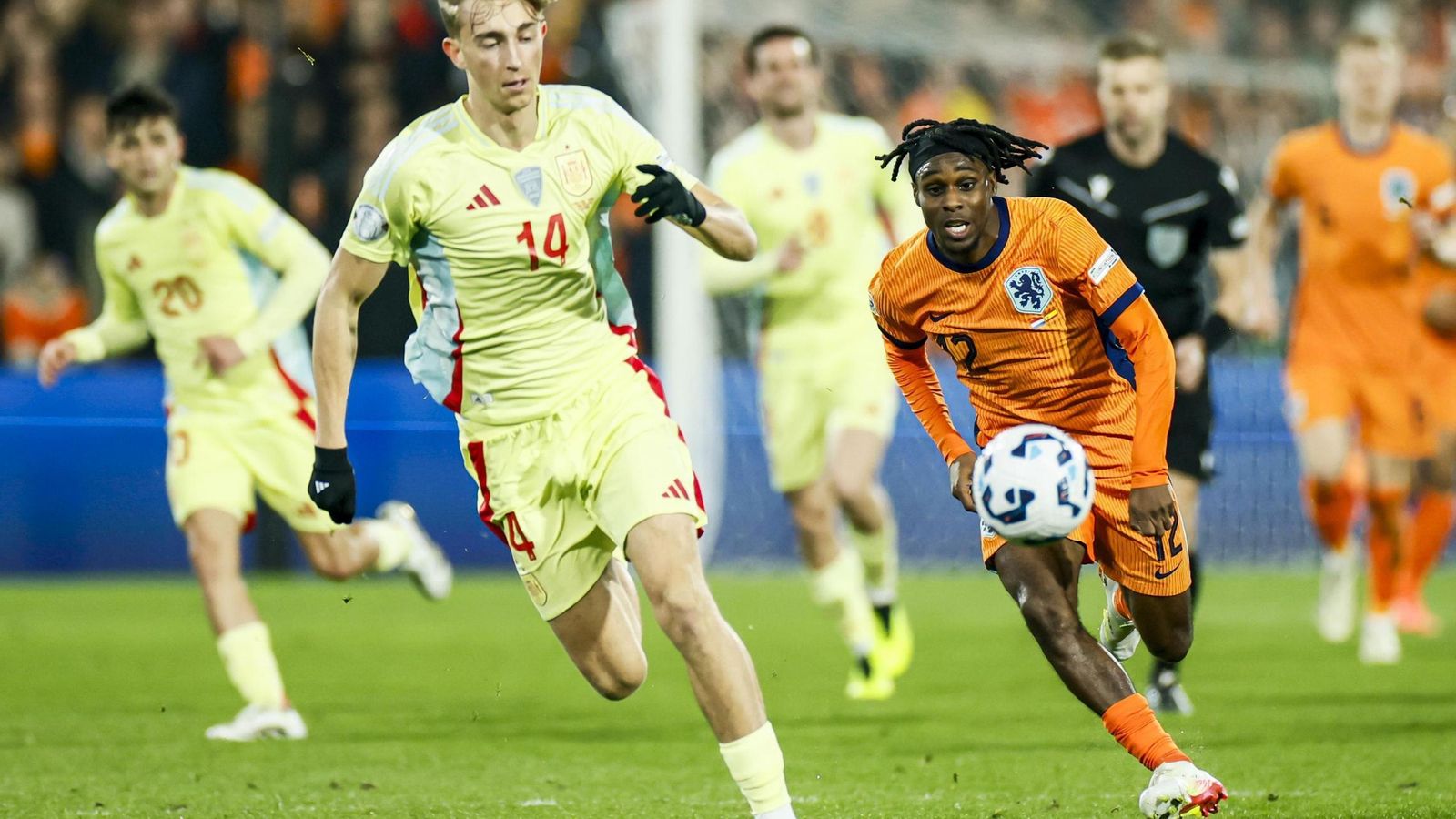 Dean Huijsen debuta con España: "Sumamos uno más a la familia"