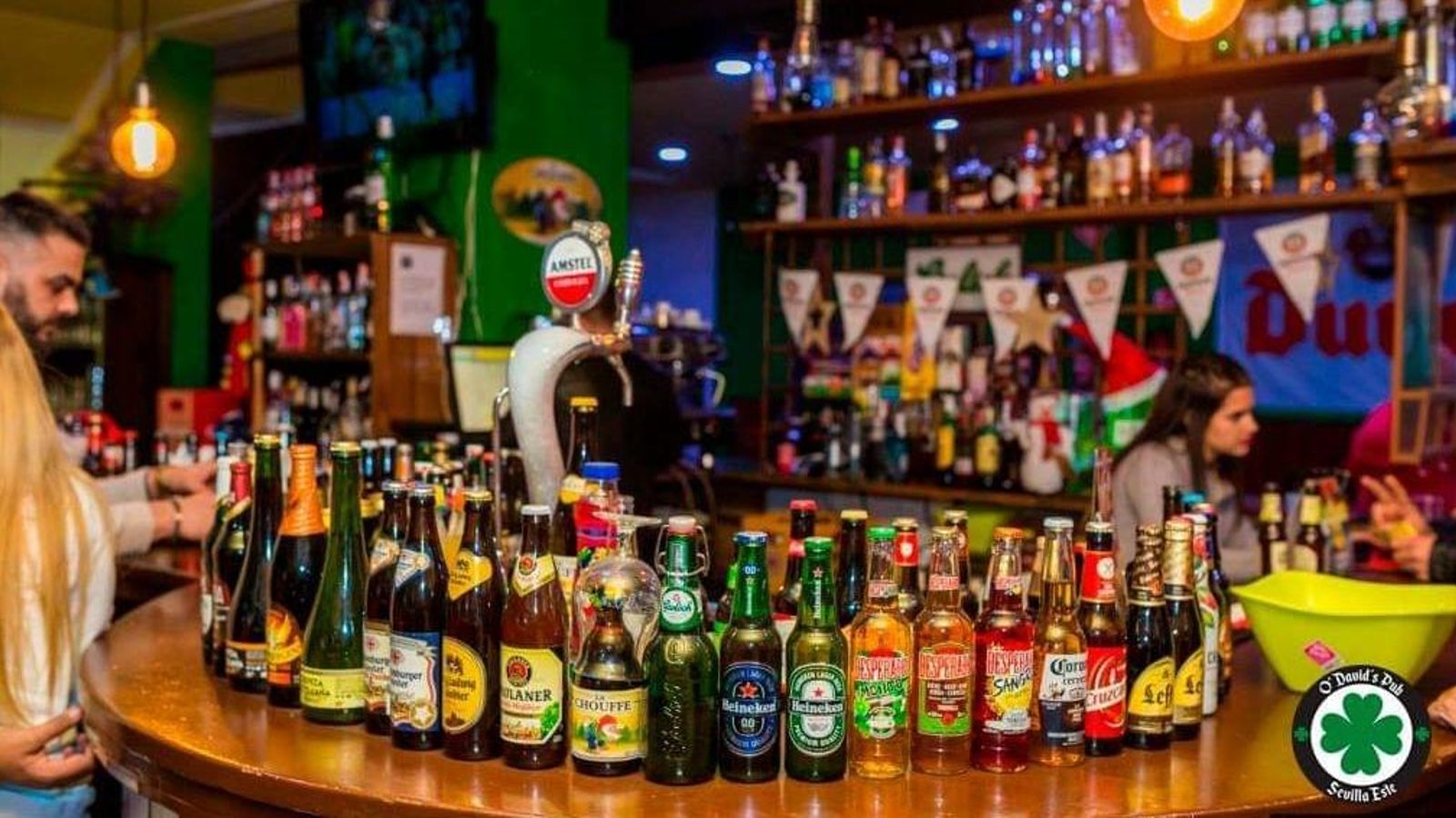 La barra de O' David's, repleta de muestras de todas las cervezas disponibles