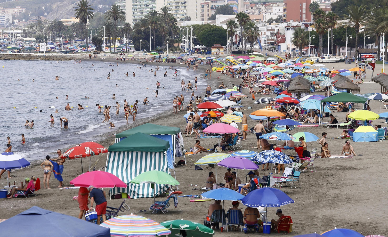 Bañistas en la playa de El Palo este fin de semana.