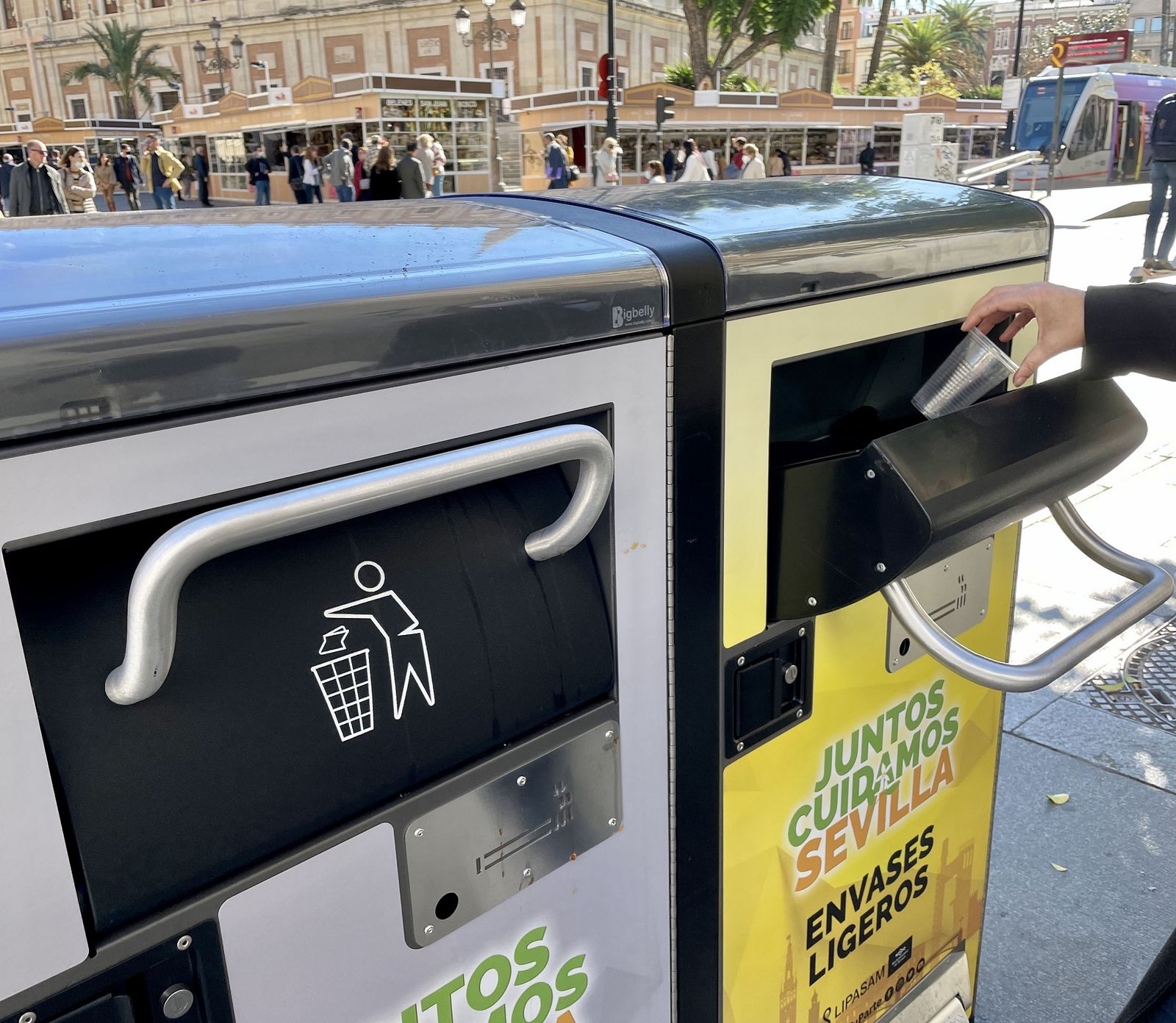 Los nuevos modelos de papeleras para la recogida selectiva.