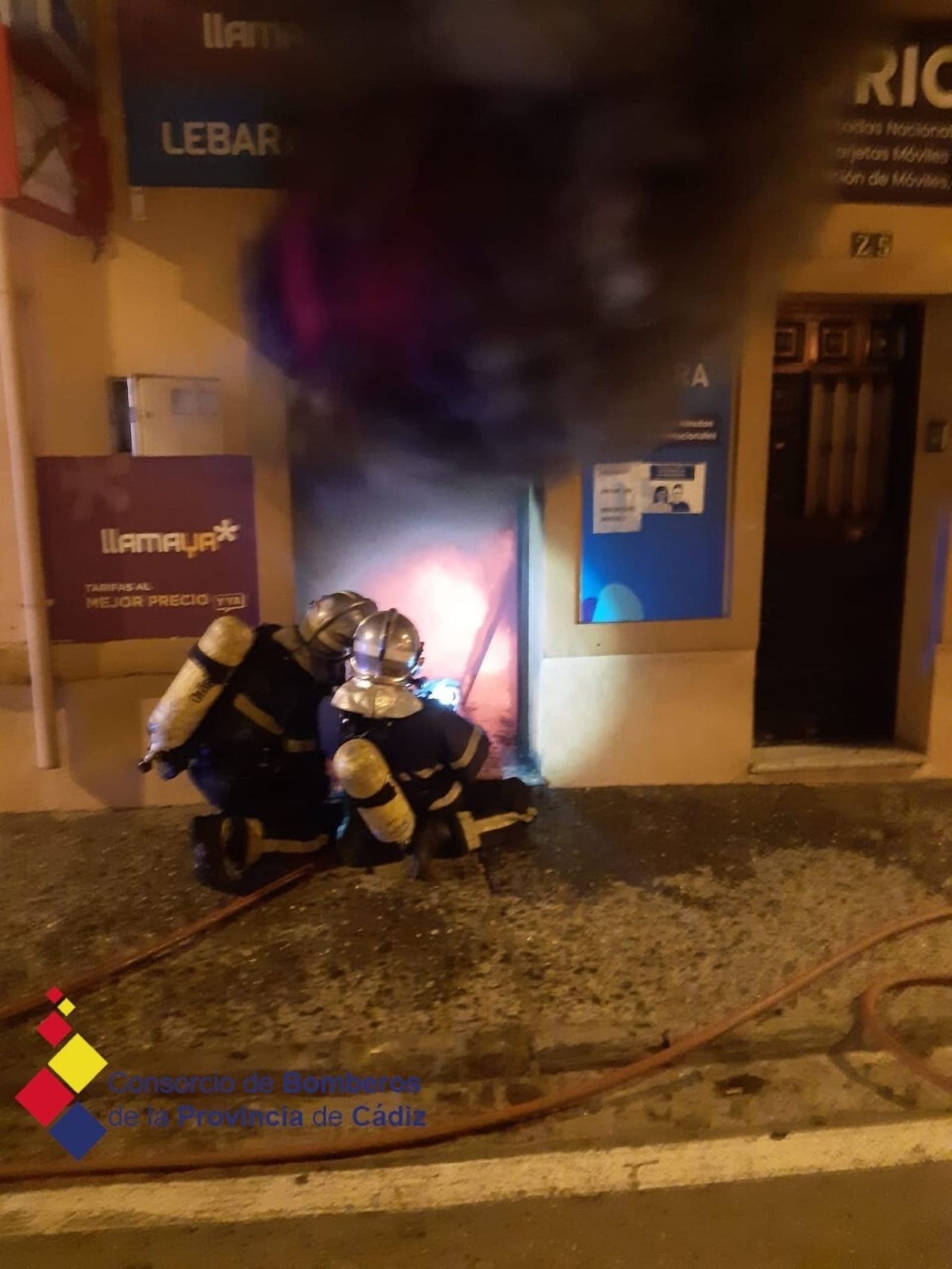 Los bomberos extinguen el incendio en el locutorio de La Bajadilla