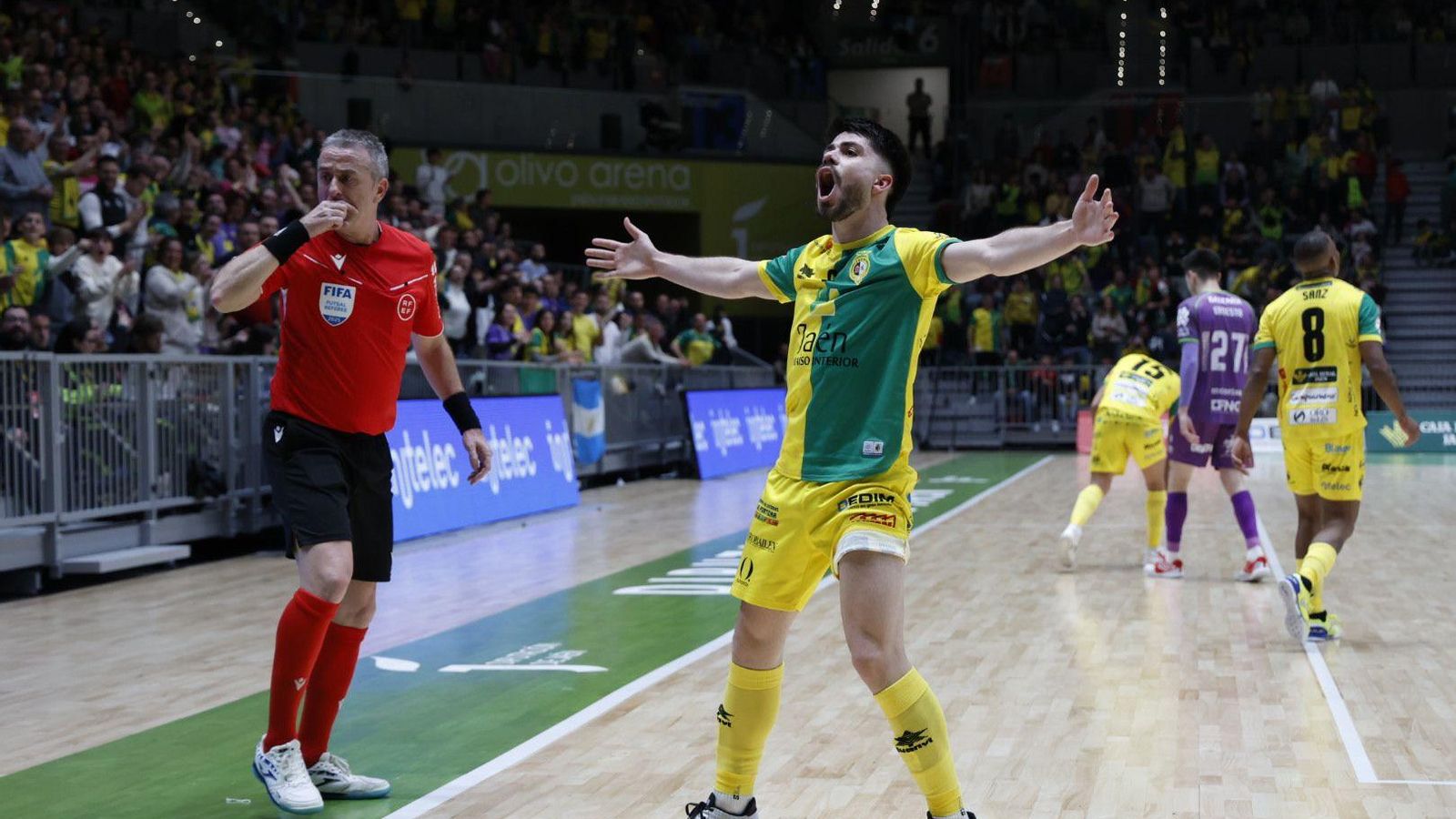 Dani Zurdo celebra su tanto con la Marea Amarilla.