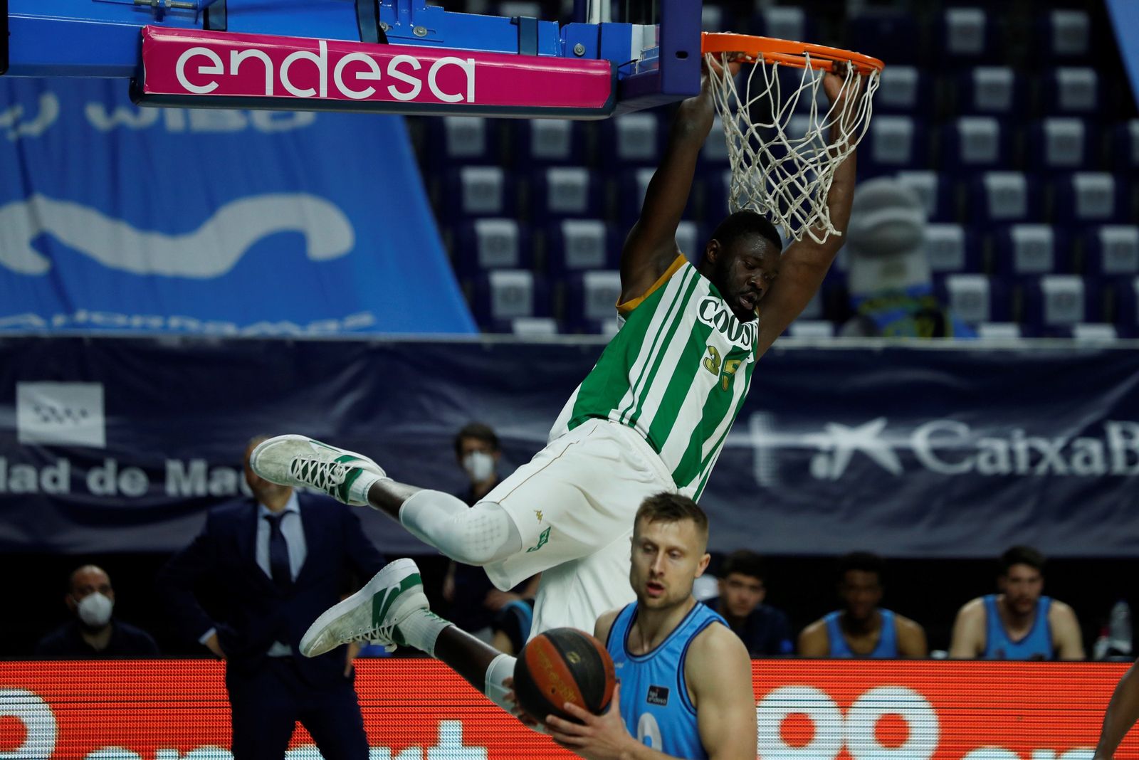 El bético Ndoye machaca ante el jugador del Estudiantes Laksa.