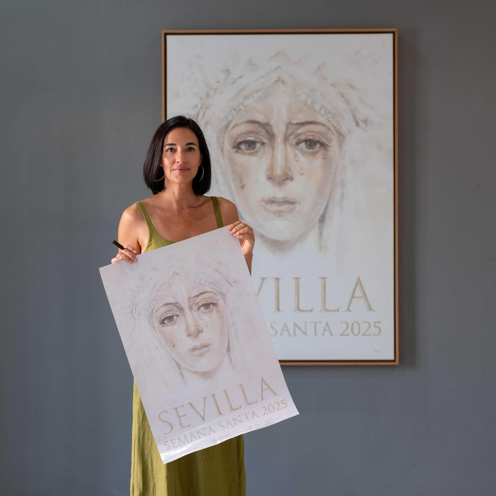Virginia Saldaña junto al cartel de la Semana Santa de Sevilla.