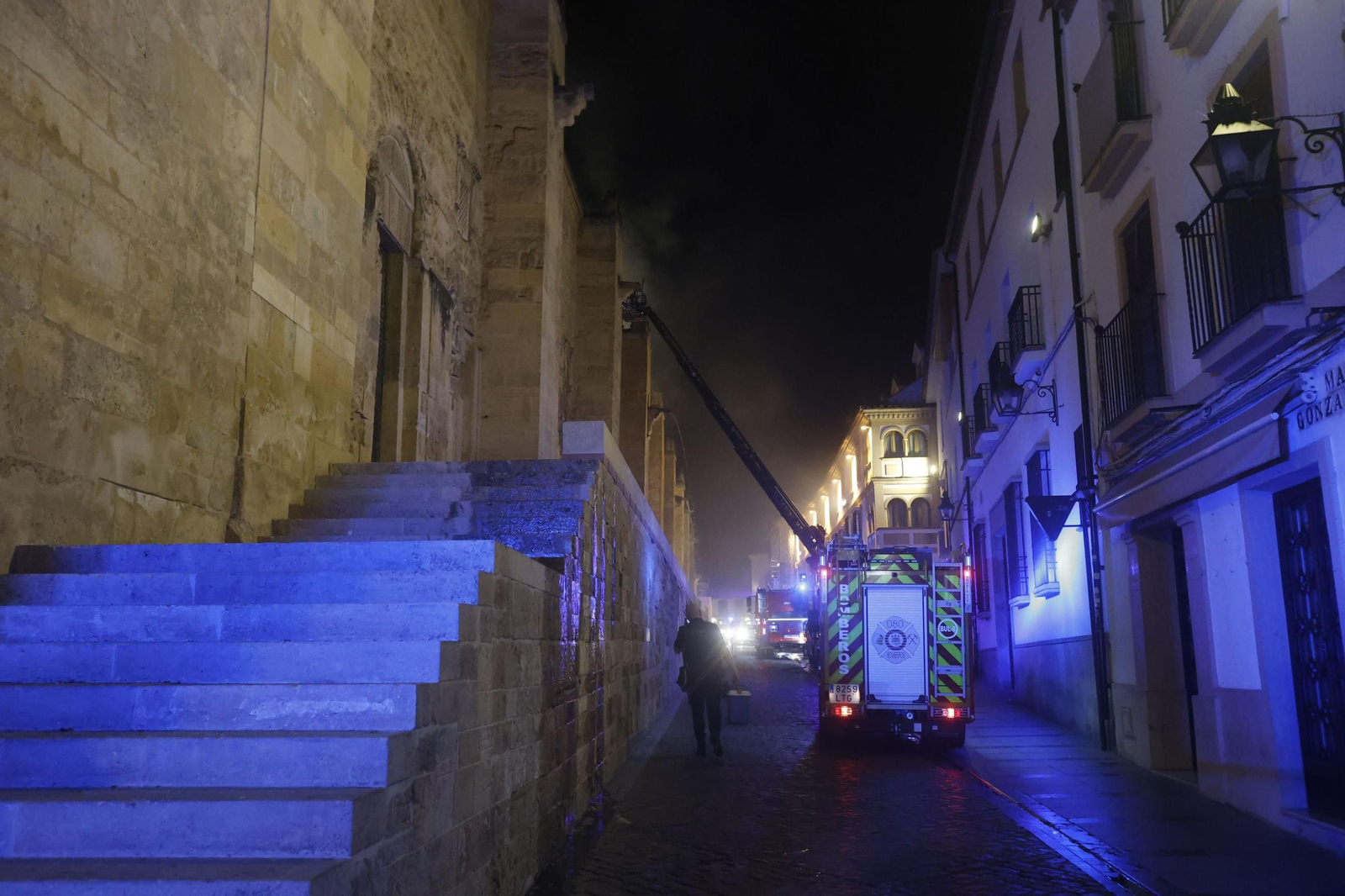 Los bomberos trabajan para extinguir el incendio en la Mezquita-Catedral.