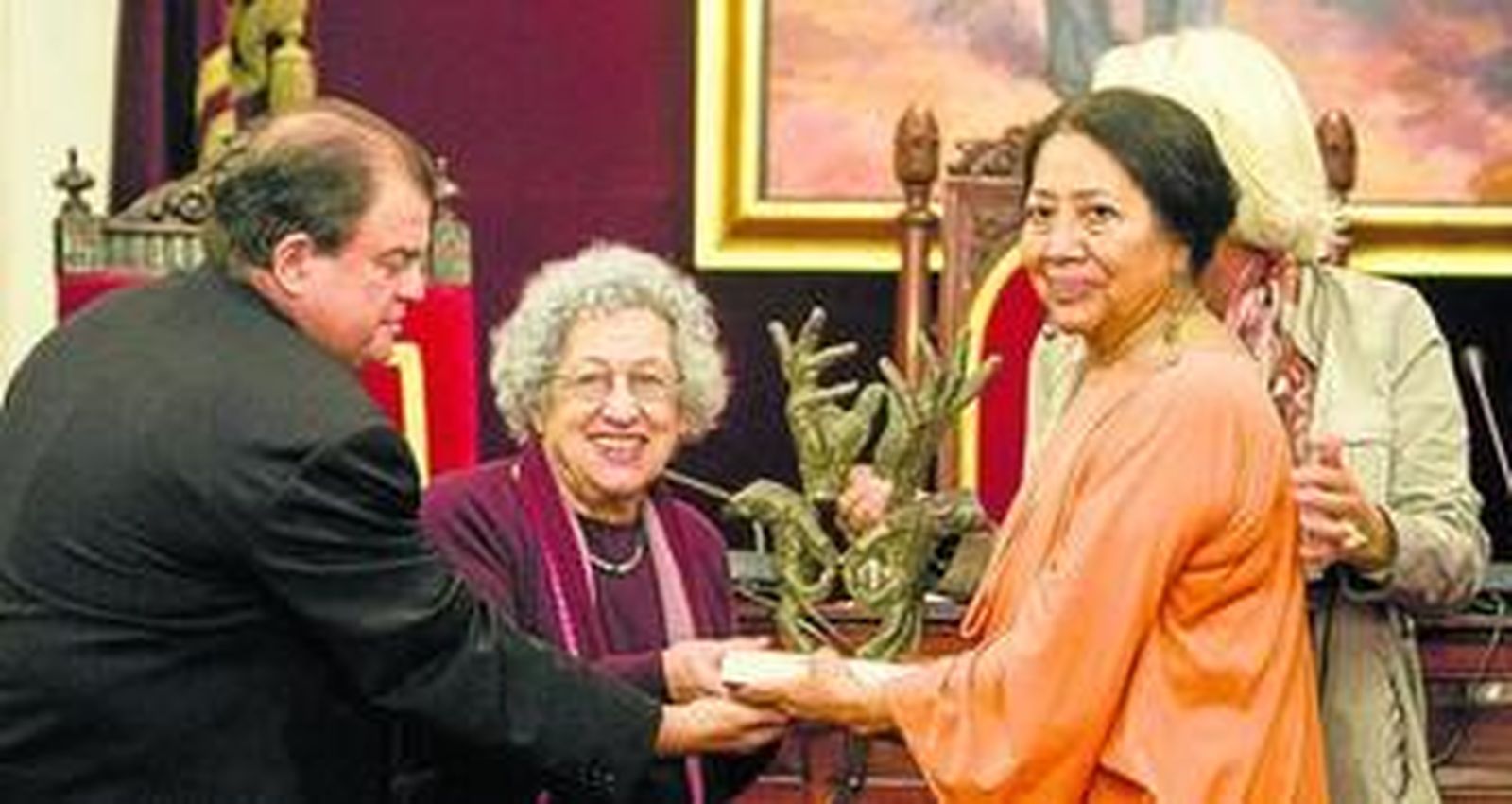 La dramatura Griselda Gambero recibe de manos de Yolanda del Cioppo, con ayuda del concejal Antonio Castillo y la alcaldesa de Cádiz, el premio Atahualpa del Cioppo.