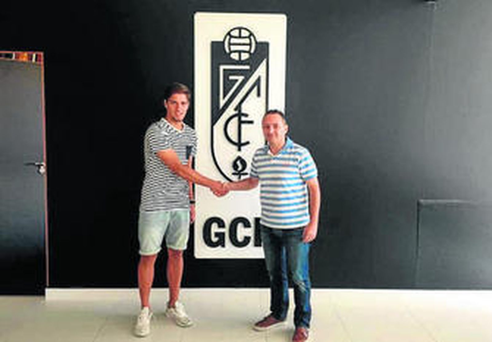 El lateral posa como nuevo jugador nazarí.