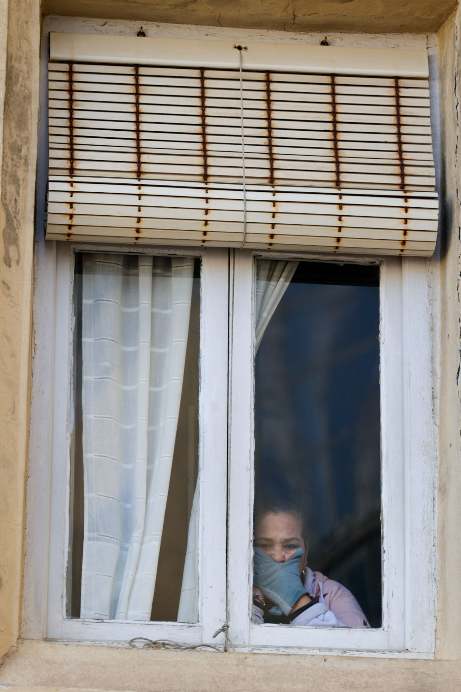Así vive Cádiz su primer sábado de Carnaval: las imágenes de las batallas de copla y la fiesta en la calle