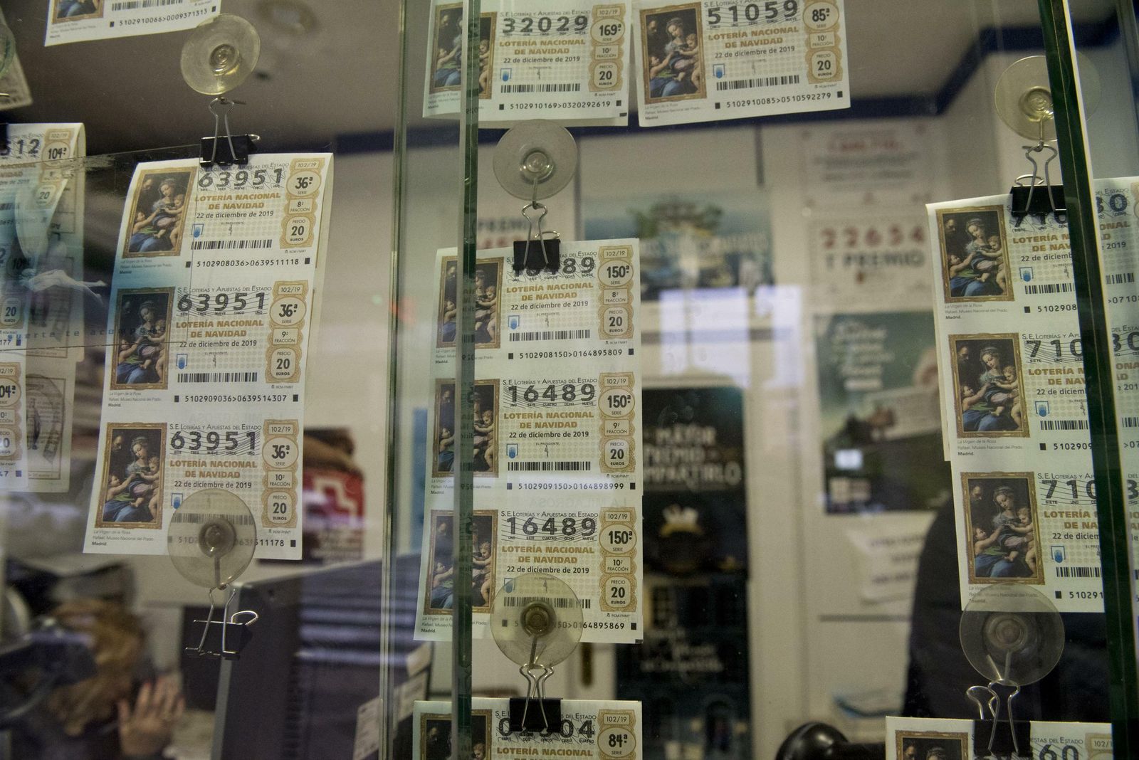 Billetes de la Lotería de Navidad en una administración de Granada