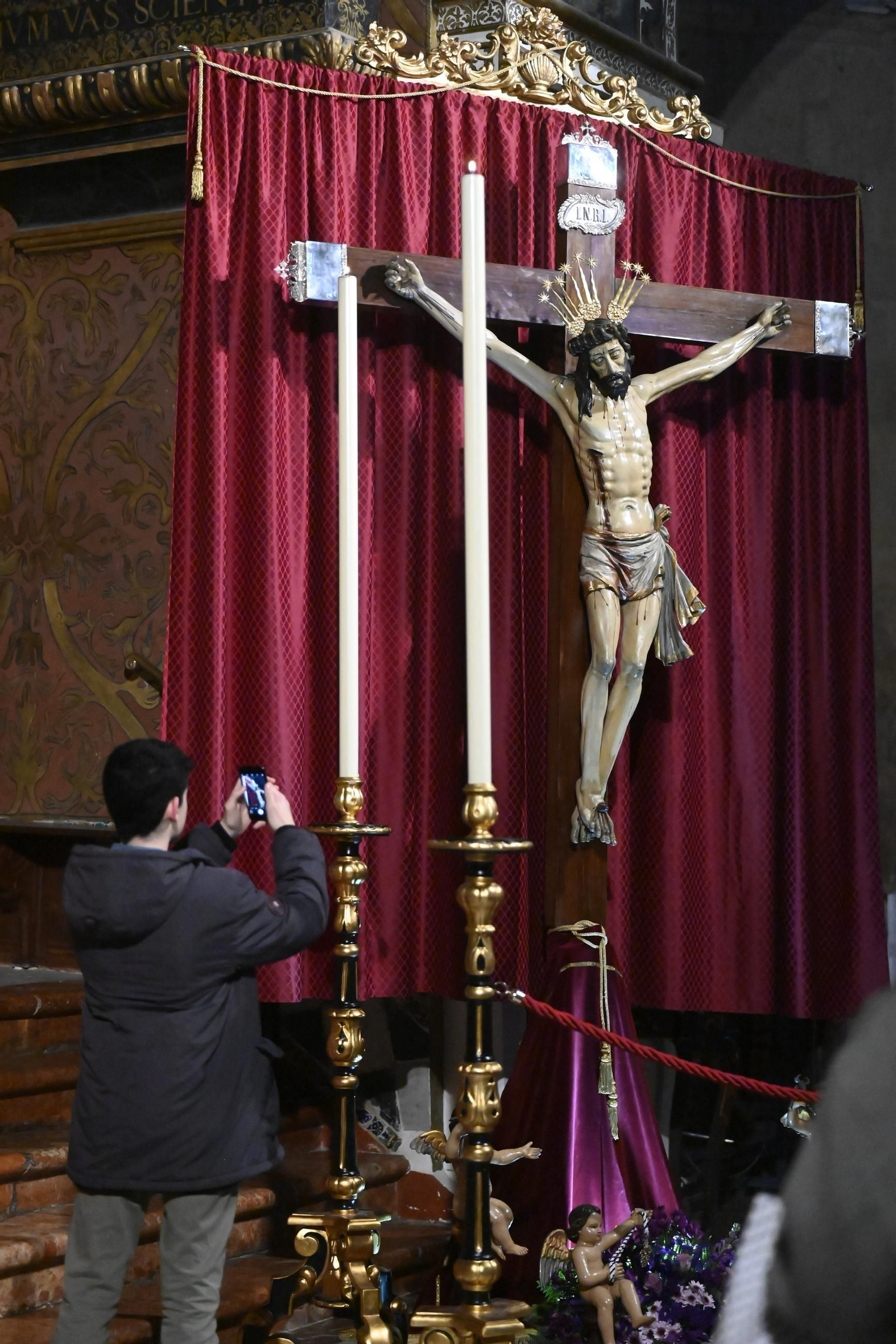 Las mejores fotos del acto de veneración en San Agustín al Cristo de San Álvaro de Córdoba