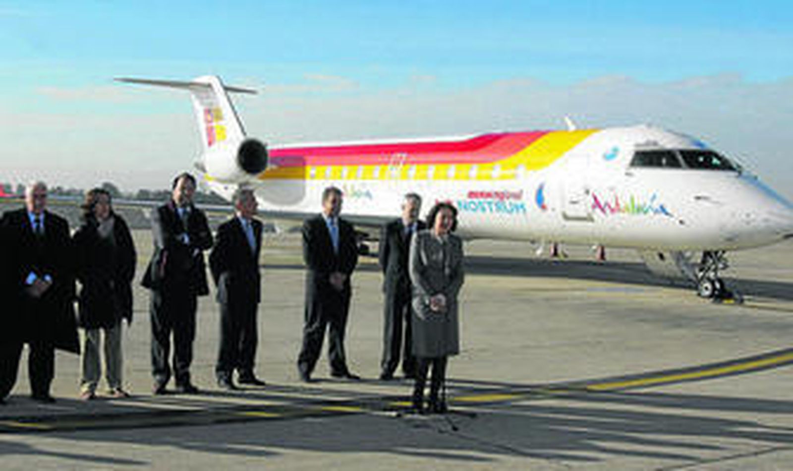 Imagen del día en el que comenzó a operar la ruta entre Almería y Sevilla, en 2009, bajo la declaración de Obligación de Servicio Público.