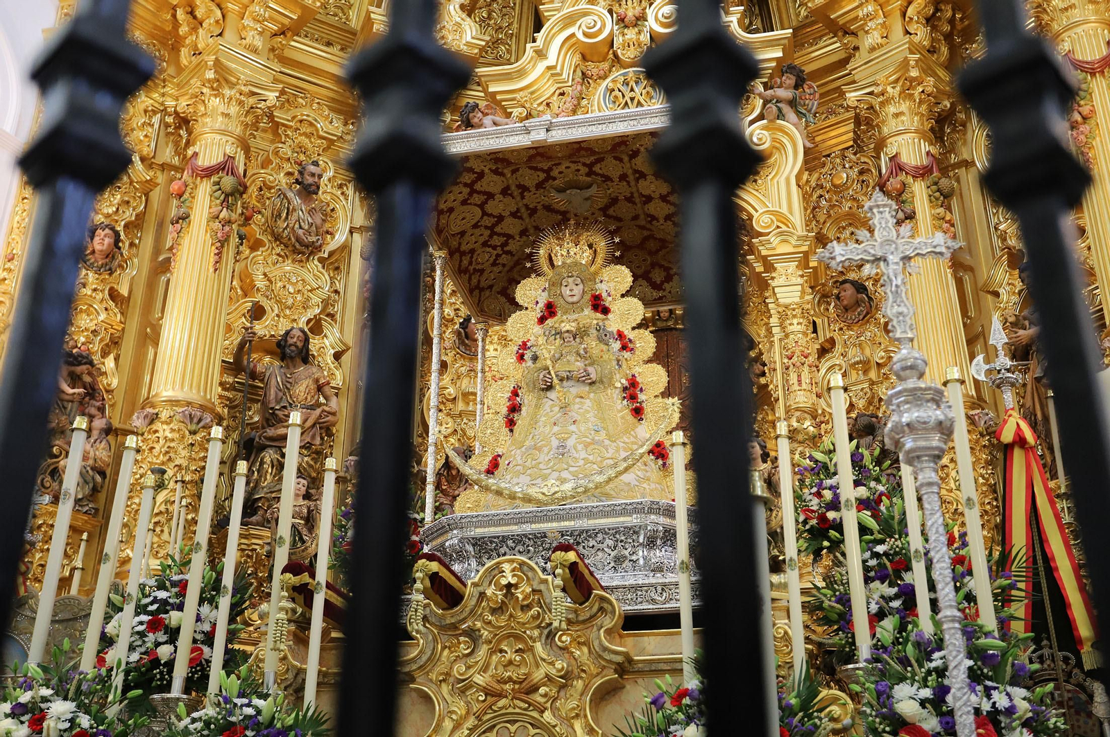 Ambiente en la aldea del Rocío previo a la llegada de las Hermandades, en imágenes