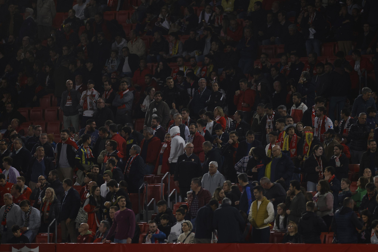 Búscate en las fotos del Sevilla-Fenerbahçe,