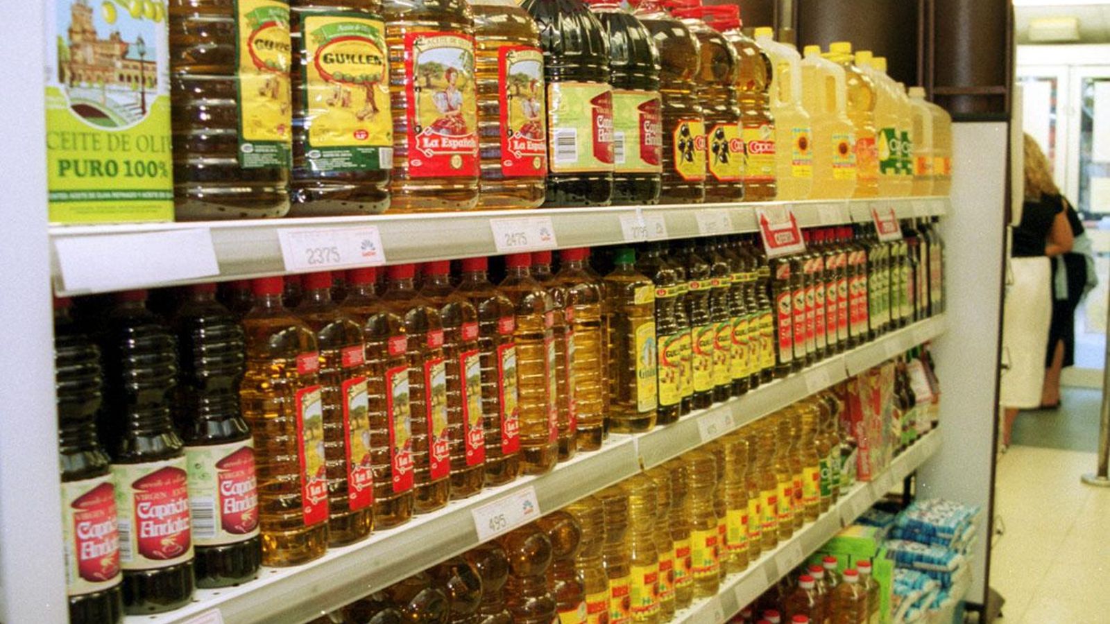 Lineal de aceites en un supermercado