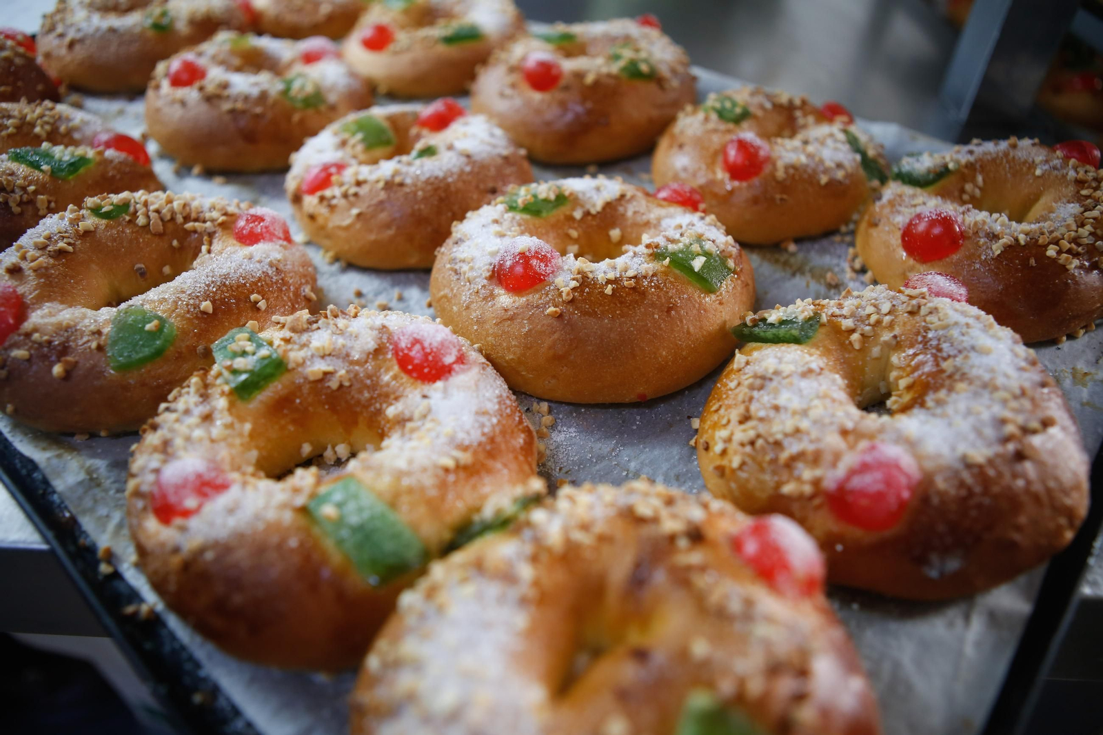 La pastelería La Tarifeña prepara por Navidad sus famosas cajillas, turrones y roscones, en imágenes