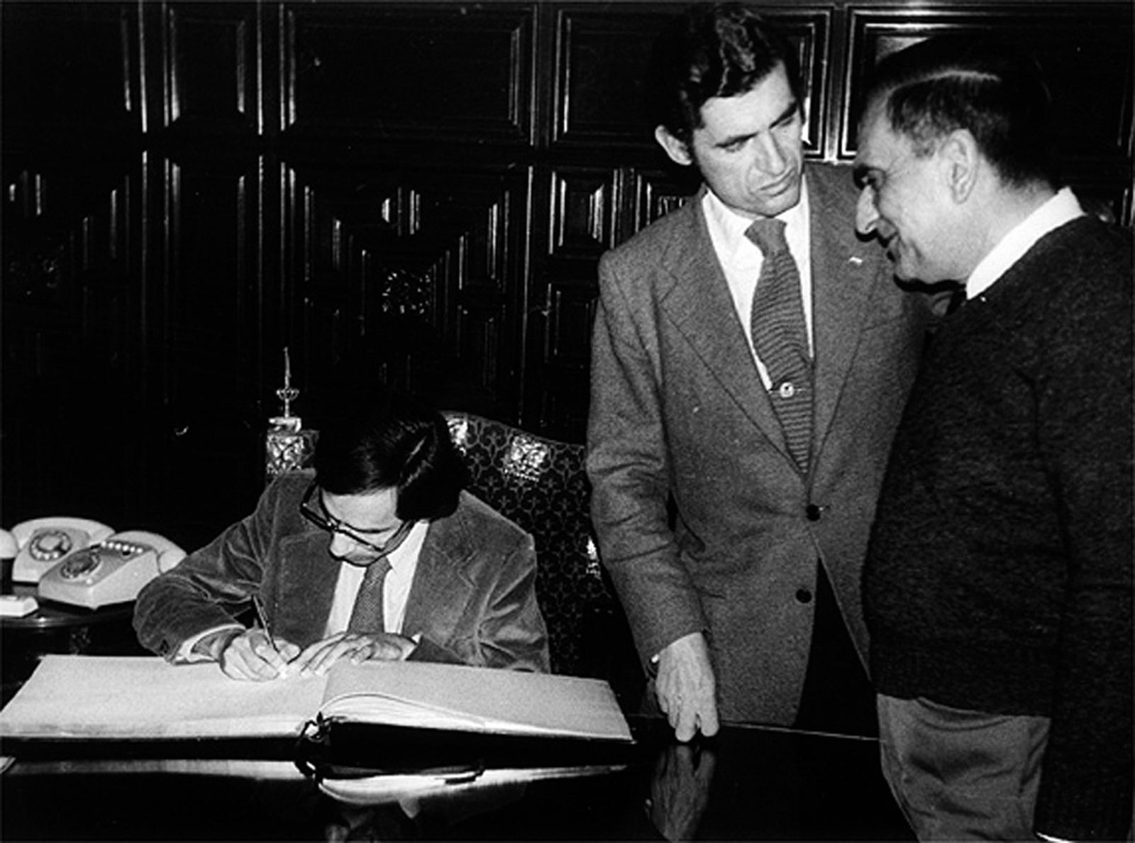 Fernando de Parias conversa en 1977 con Plácido Fernández Viagas, mientras Alfonso Guerra firma en el libro de honor del Ayuntamiento.