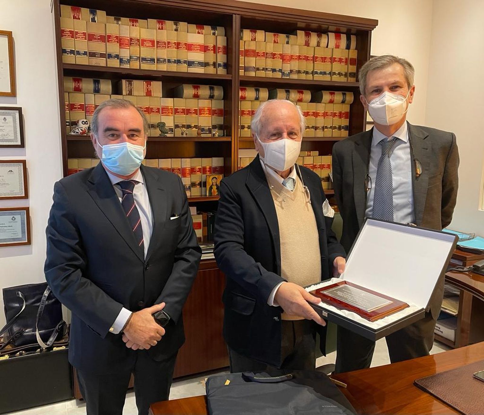 Oscar Cisneros (izquierda) y Adolfo Cuéllar (derecha) tras entregar la placa a Manuel Portero (centro)