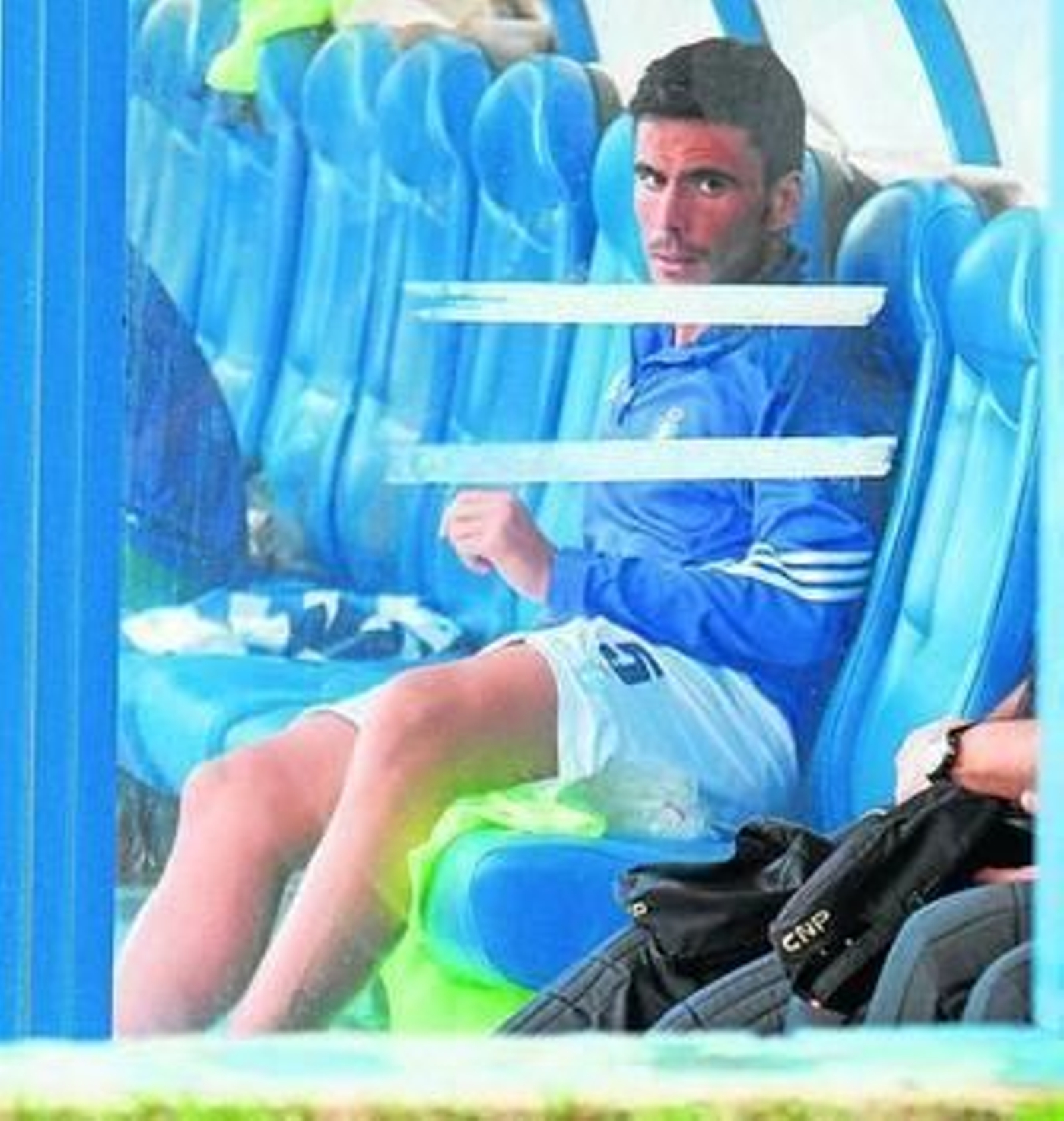 Zamora, en el banquillo, tras ser sustituido ante el Sevilla Atco. por lesión.