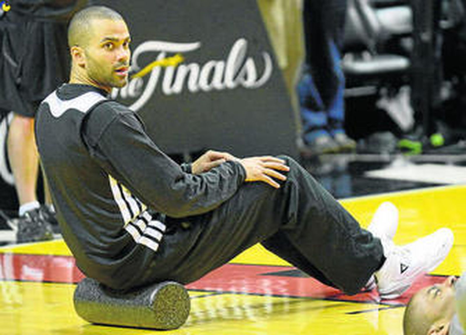 Parker estira en la víspera del segundo partido de la final.