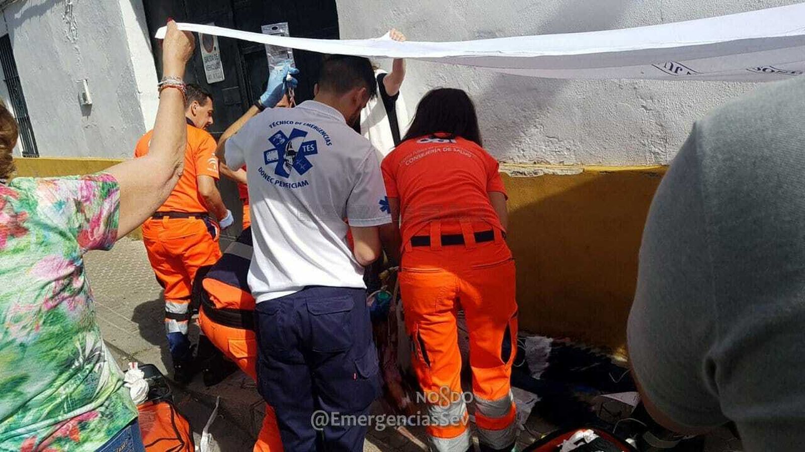 El equipo del 061 atiende a un paciente en San Jerónimo.