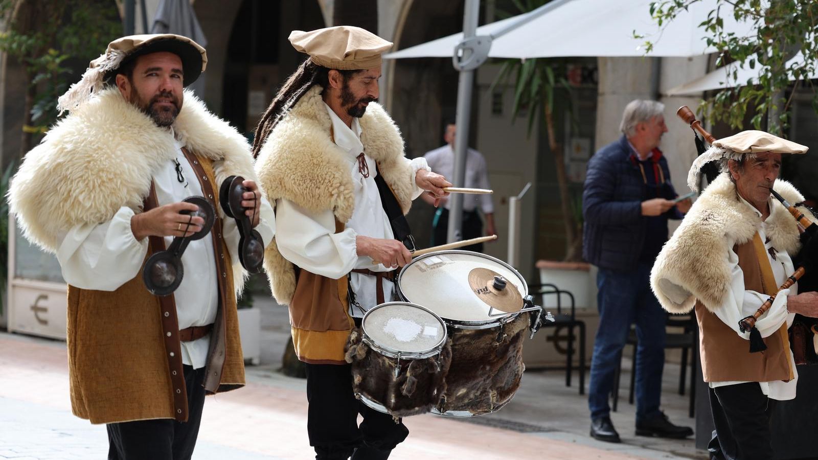 Trío musical que ha formado parte de la comitiva por las calles del centro de Huelva.
