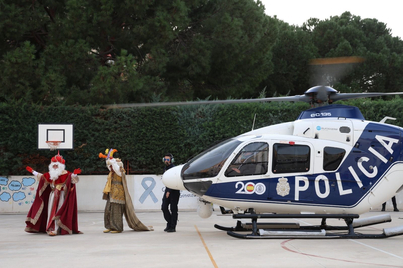 Sus Majestades de Oriente llegan en helicóptero a Cruz del Humilladero
