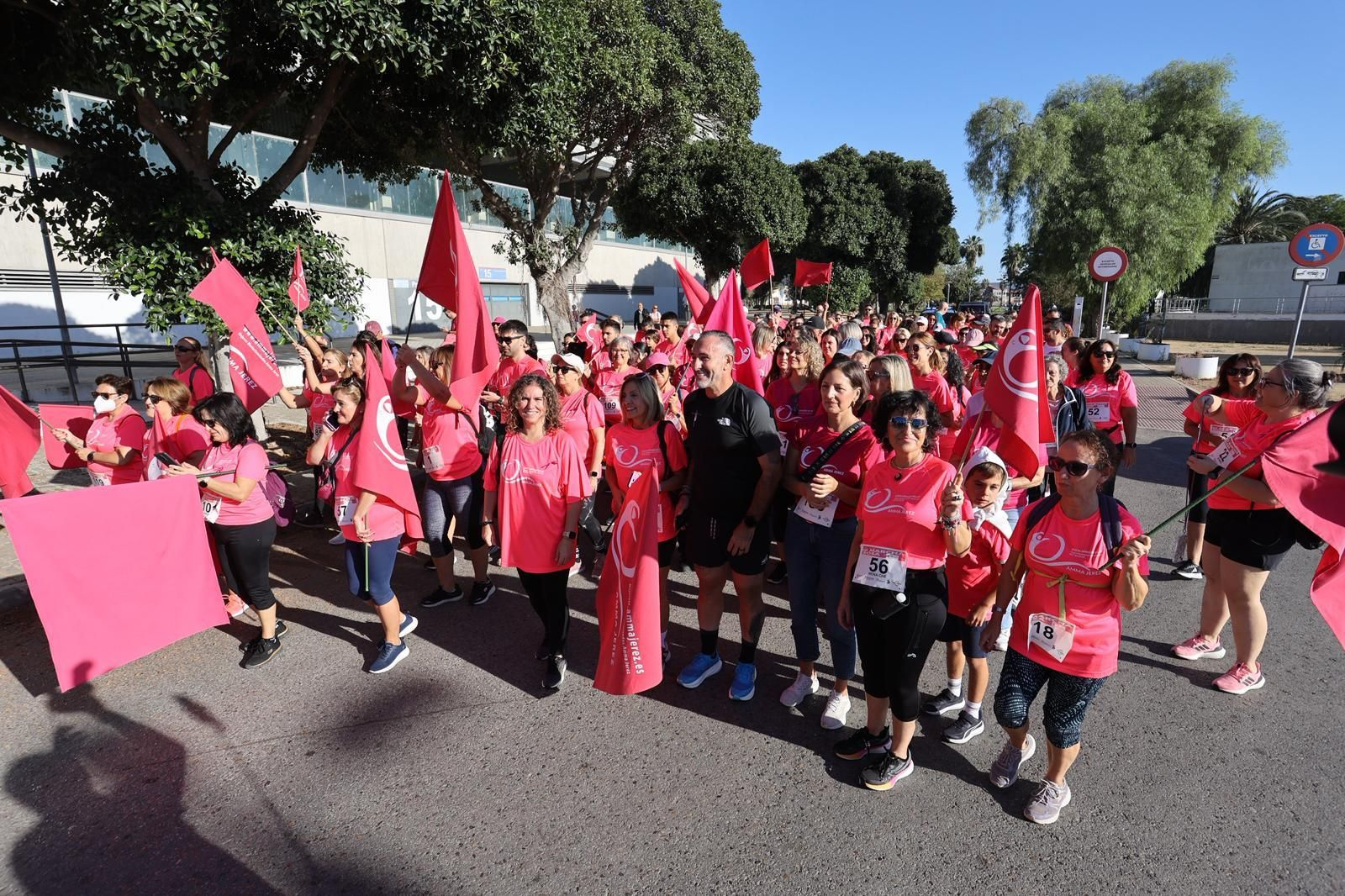 La Marcha Rosa contra el cáncer de mama recorre las calles de Jerez