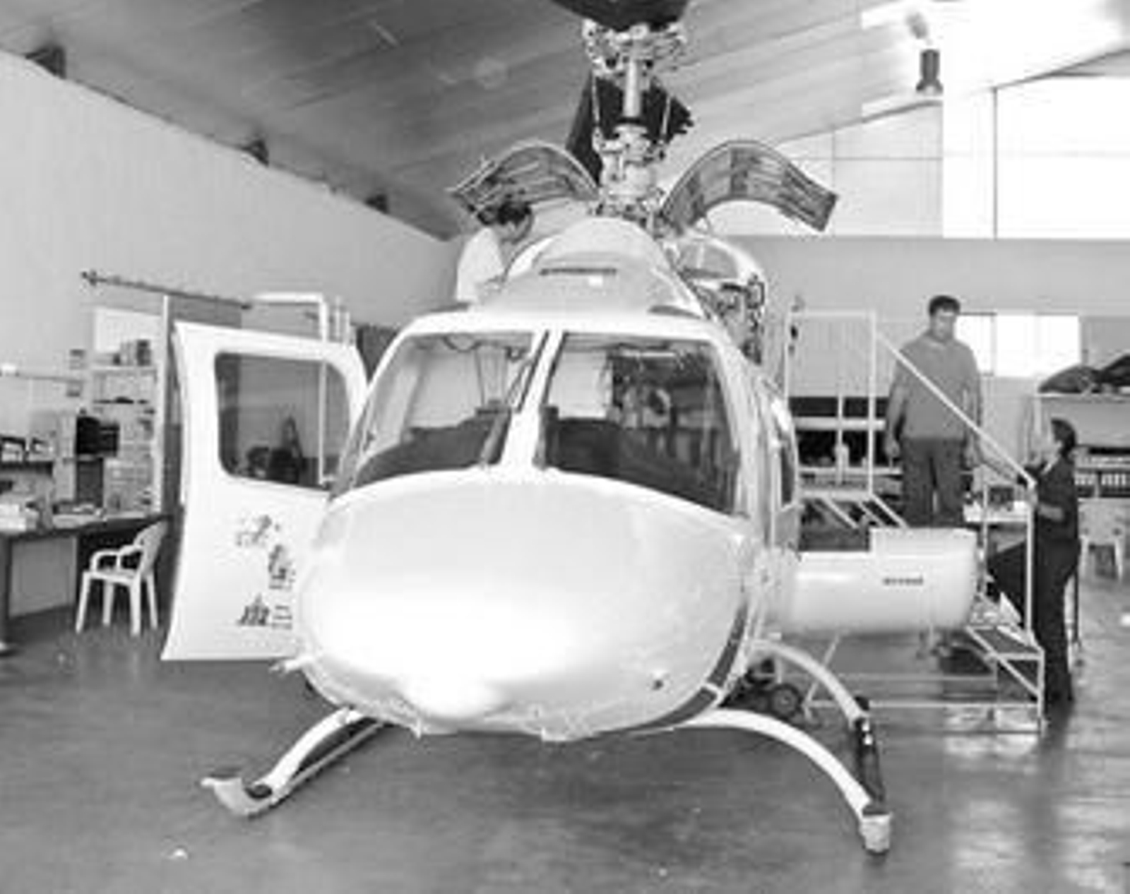 Unos operarios trabajan con un helicóptero en las instalaciones palmeñas del Grupo Faasa.