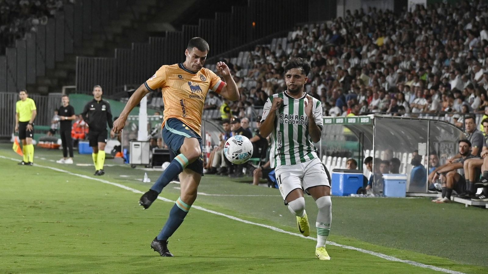 Kevin Medina se mide con Mantilla en el primer tiempo del Córdoba CF - Racing de Santander.