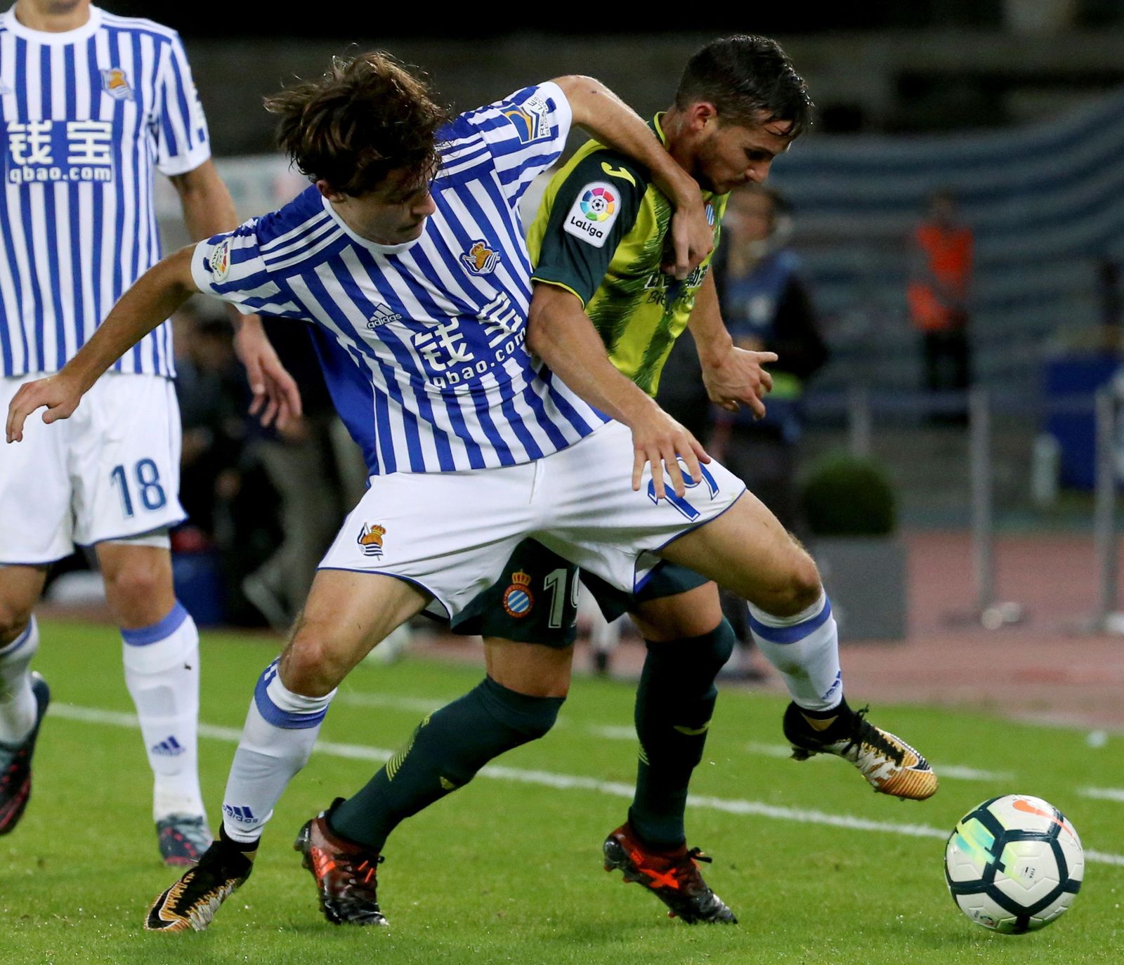 El lateral Odriozola pelea con Piatti por un balón.