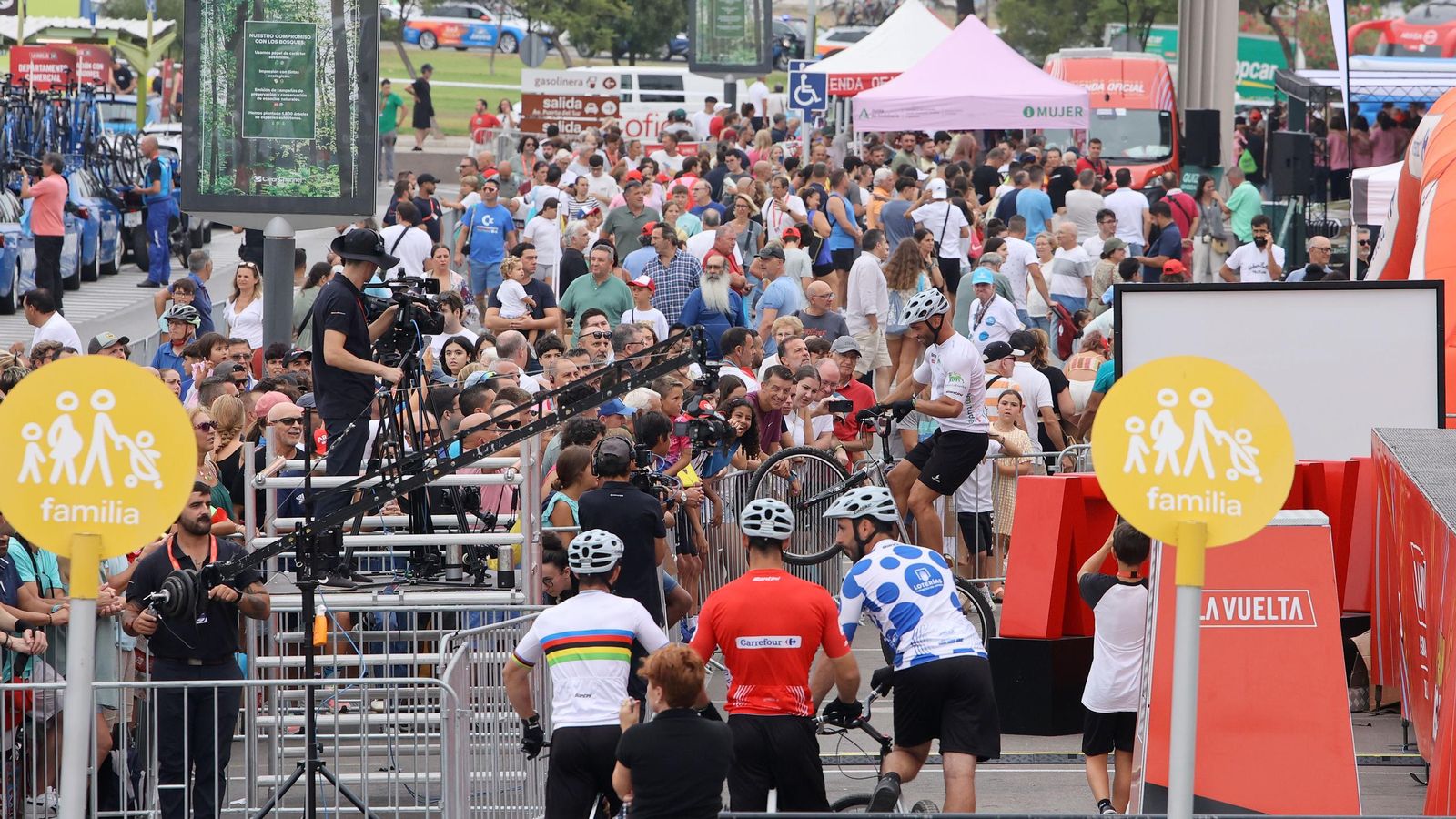Así fue la salida de la Vuelta España desde Carrefour Sur en Jerez