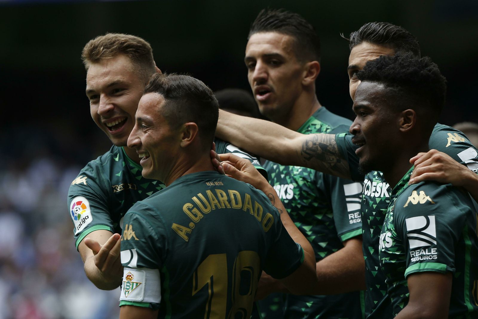 Loren celebra su gol con Guardado, Feddal, Kaptoum y Bartra, éste tapado.