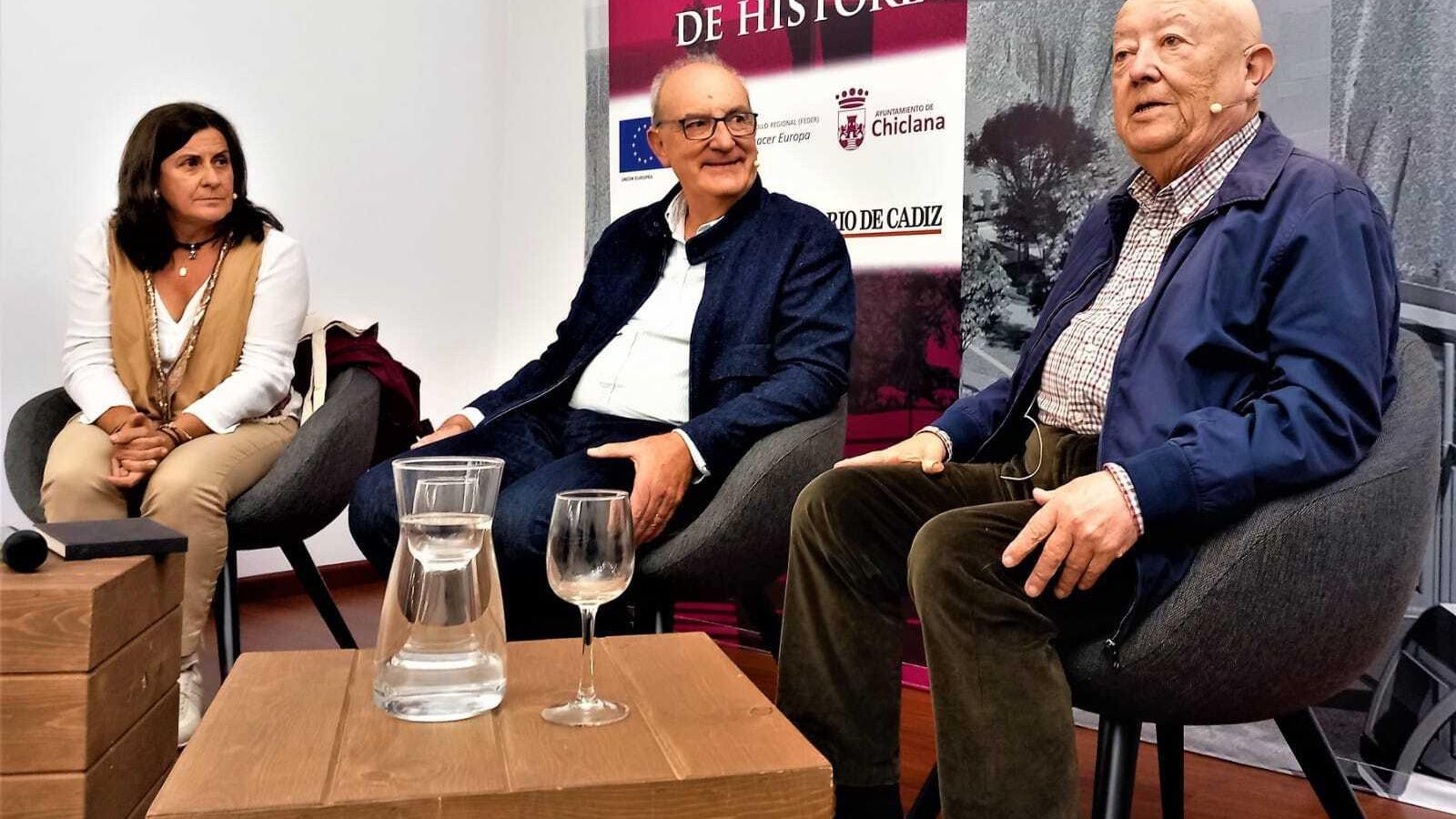 Participantes en la mesa redonda. Participantes en la mesa redonda.