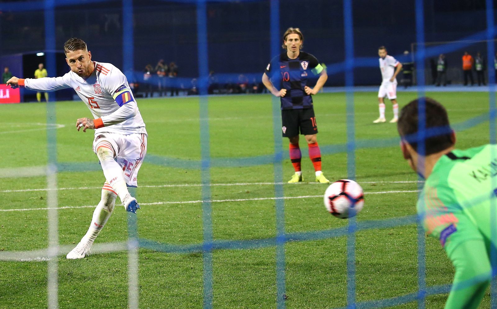 Sergio Ramos tira un penalti.