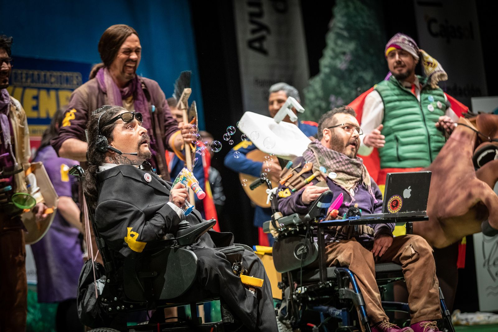 La  chirigota del Cascana durante la actuación en el Teatro Falla.
