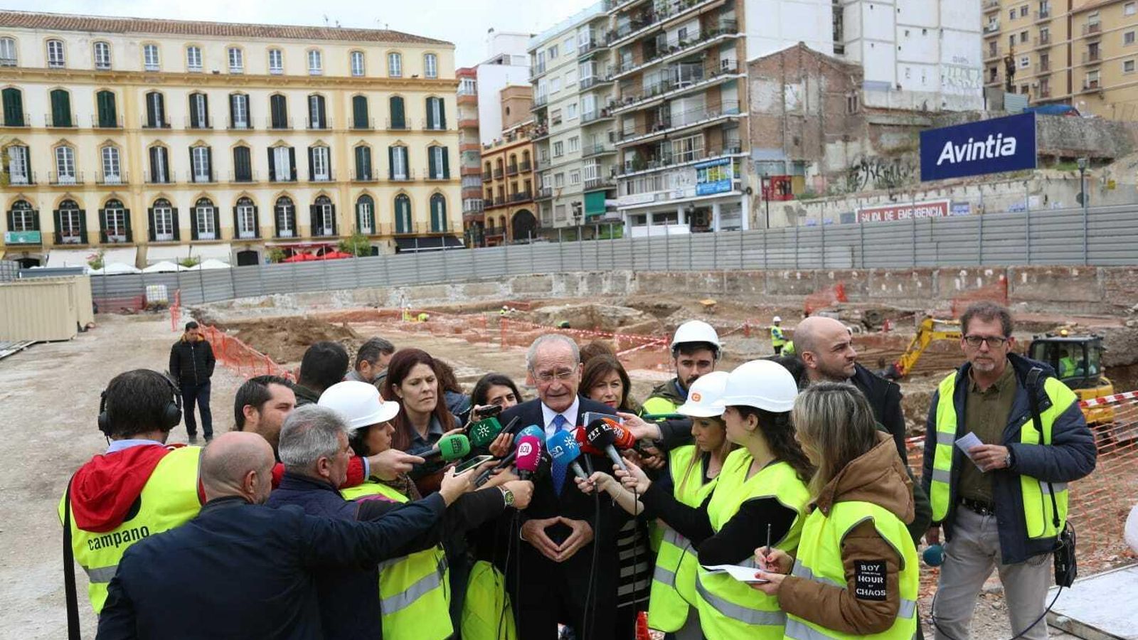 Francisco de la Torre, en el momento en que atiende a los medios de comunicación.
