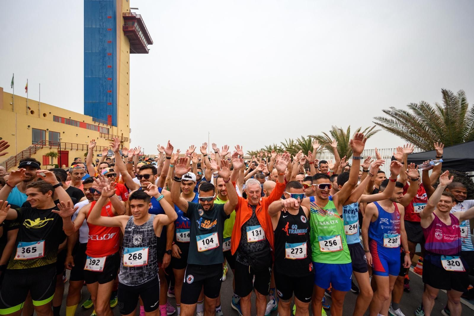 Los corredores preparados antes de tomar la salida de los '10 Km Puerto de Almería'. Los corredores preparados antes de tomar la salida de los '10 Km Puerto de Almería'.