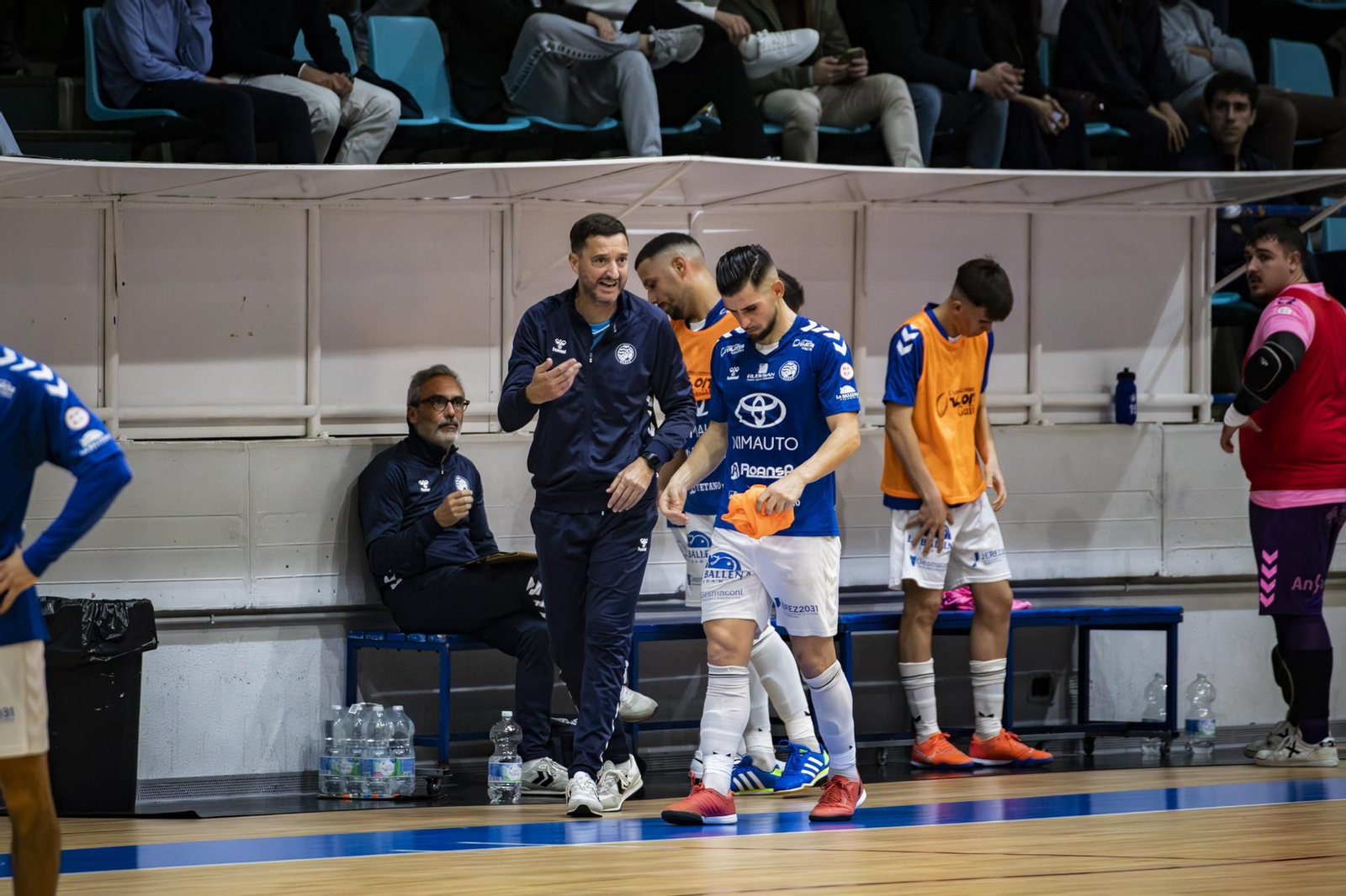 Isco Torres charla con Álex Constantino durante el partido contra el líder.